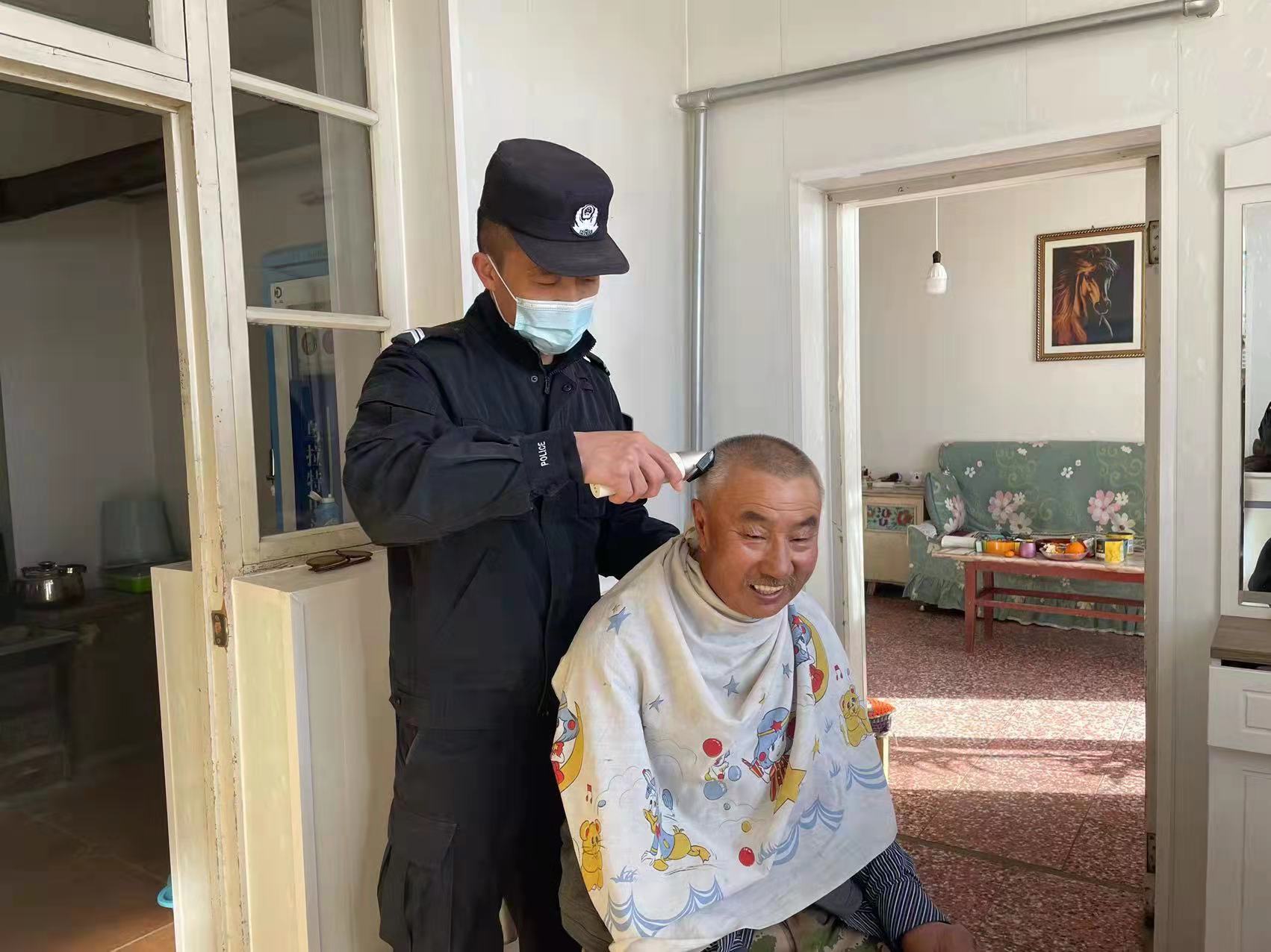 民警送爱心 1.jpg