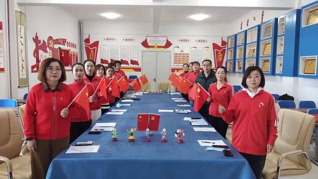 蒙古族幼儿园组织教职工观看中国共产党第二十次全国代表大会开幕式实况 1.jpg