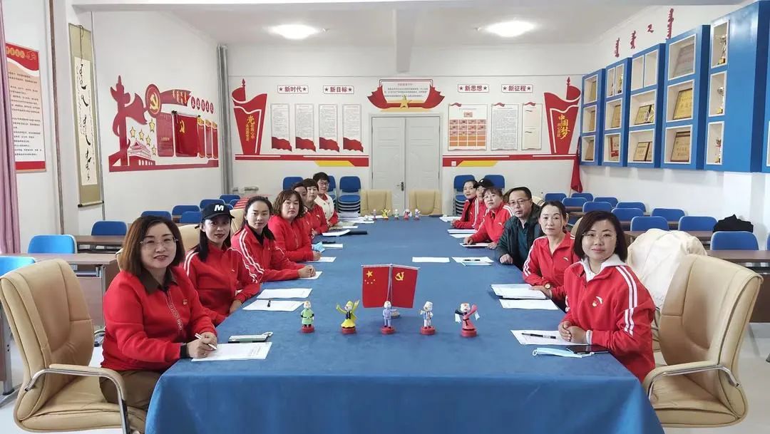 蒙古族幼儿园组织教职工观看中国共产党第二十次全国代表大会开幕式实况 2.jpg