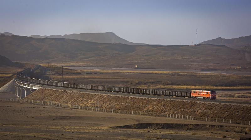 乌拉特中旗境内铁路线一季度货物发运量达到416.31万吨 1.png