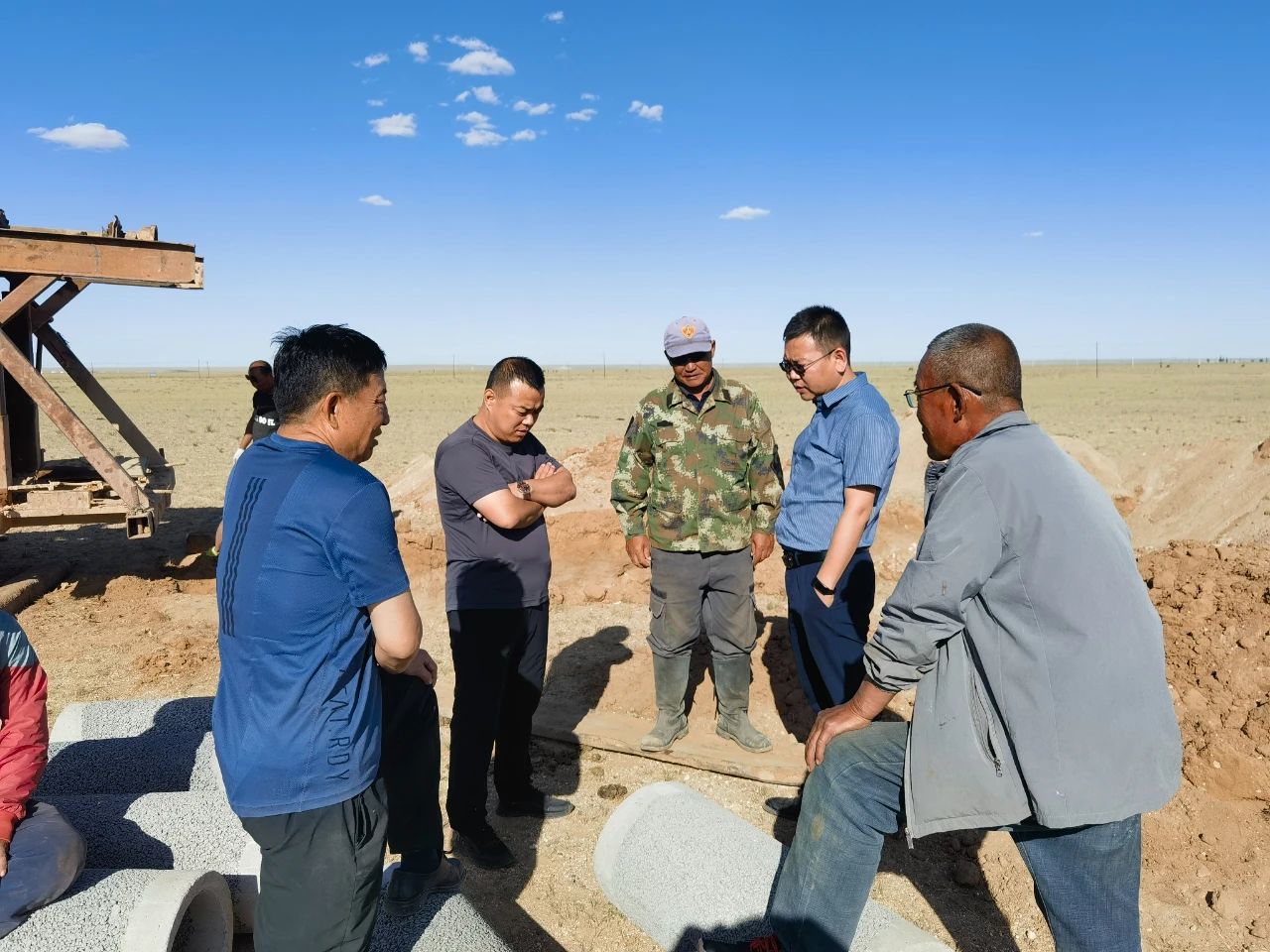 巴音乌兰苏木领导班子实地查看边境牧区分散式水源点工程建设情况 1.jpg