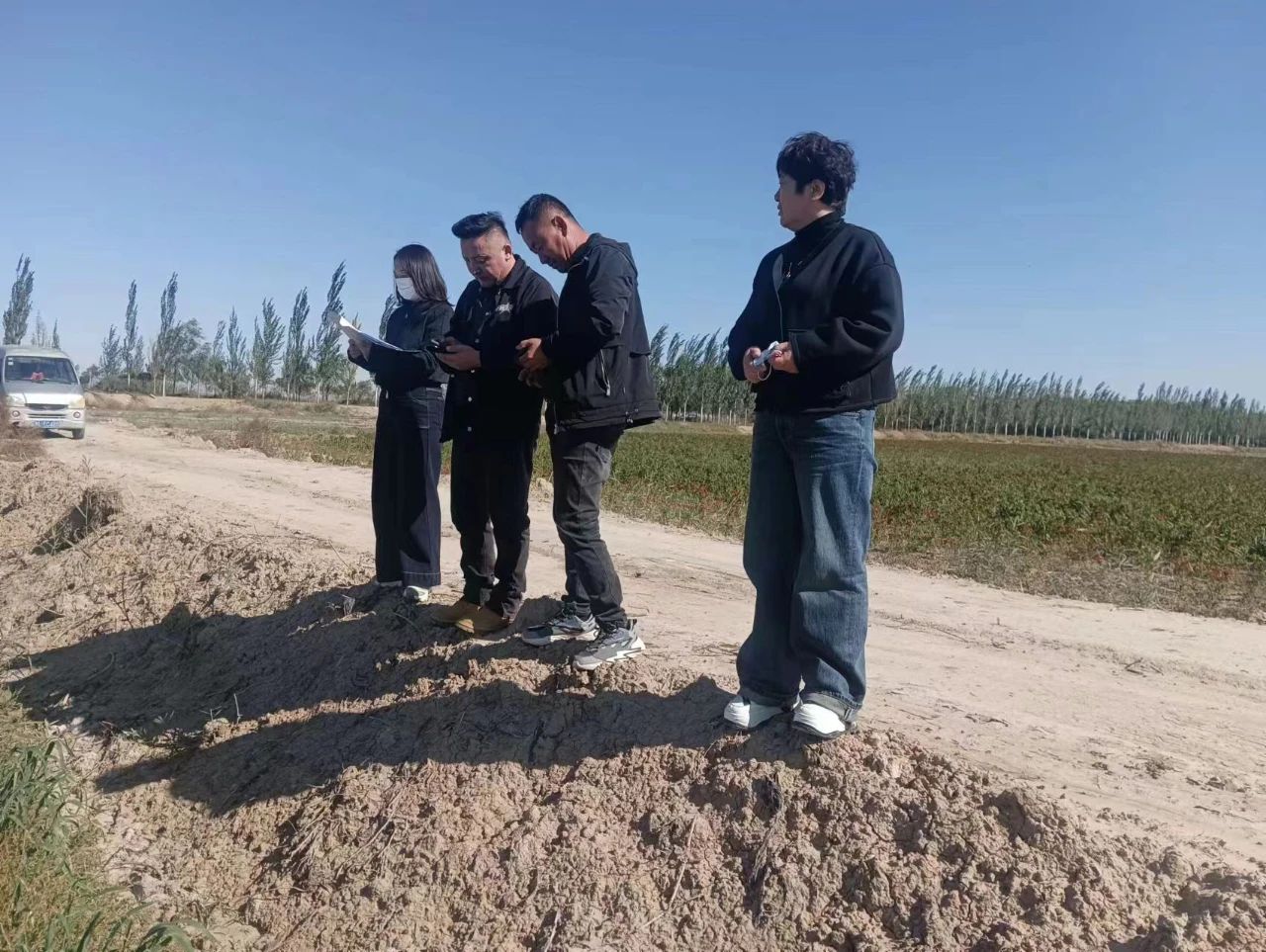 乌拉特中旗财政局到德岭山镇验收羊草种植和饲用燕麦种植项目 22.jpg