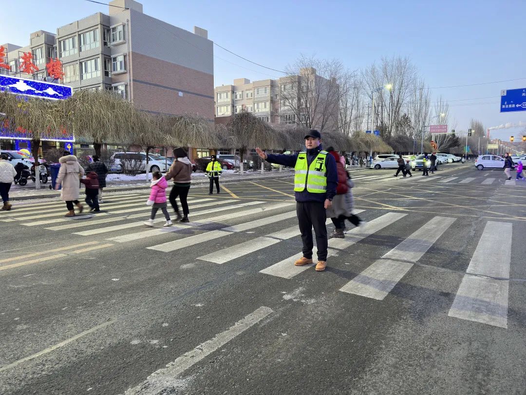 第二幼儿园警园护学在行动 55.jpg