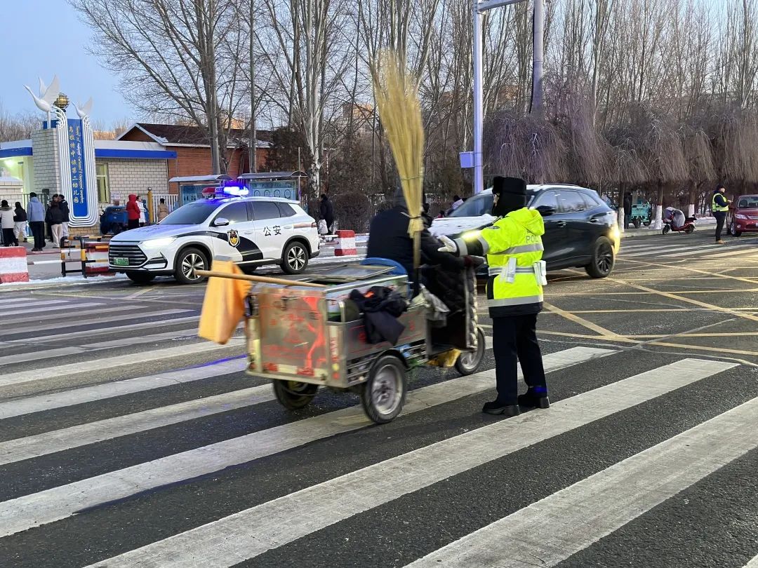 第二幼儿园警园护学在行动 33.jpg