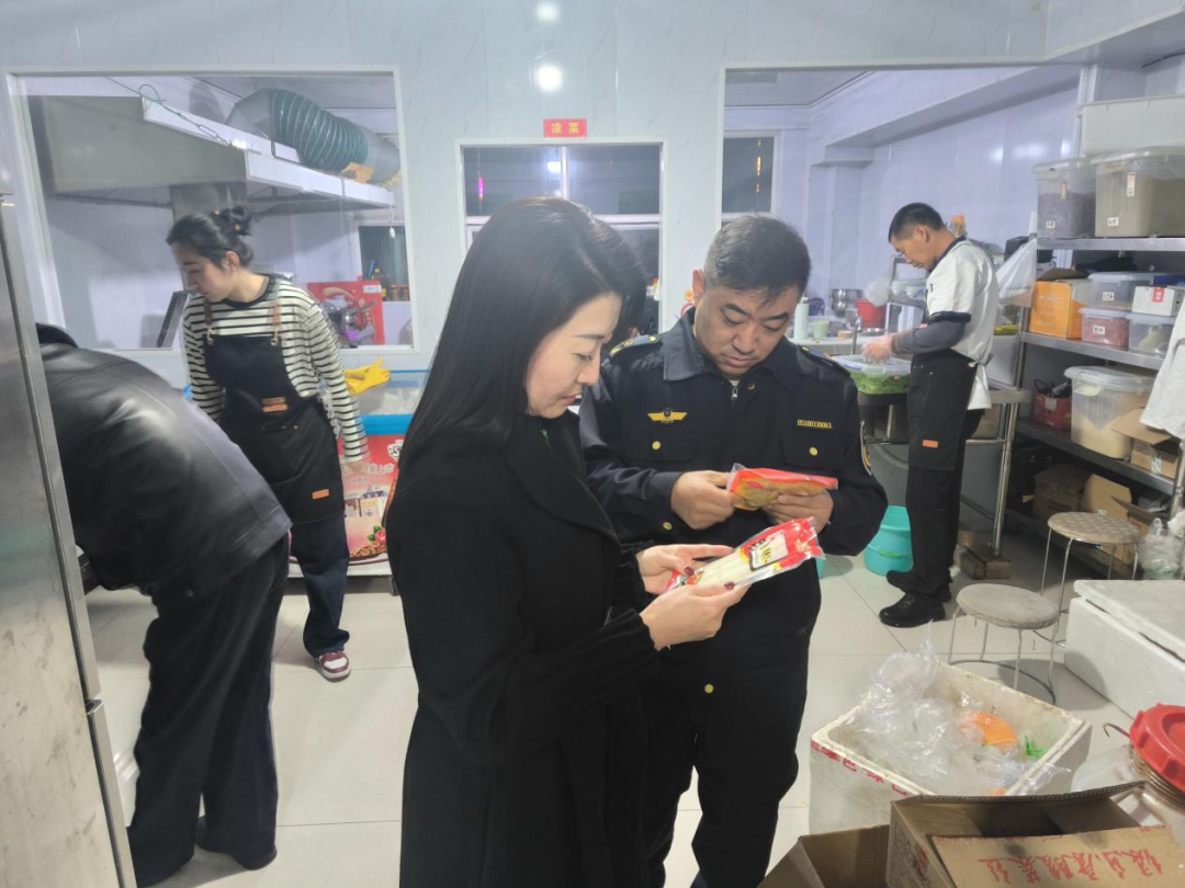乌拉特中旗市场监督管理局开展突击“夜查”行动 11.png