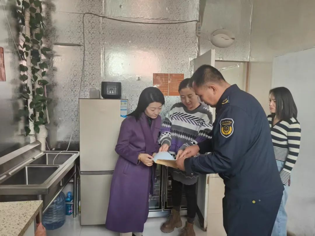 乌拉特中旗市场监督管理局开展“小饭桌”检查 11.jpg