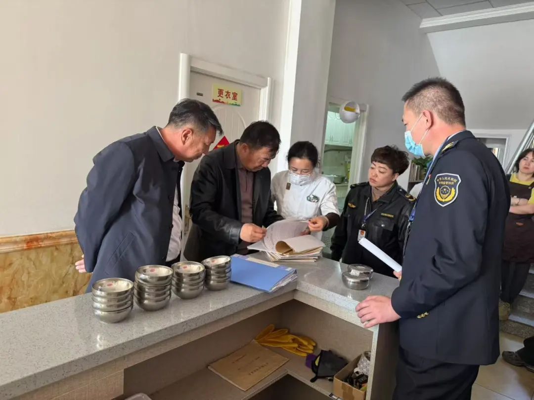 乌拉特中旗人民政府副旗长照日格图带队开展校园食品安全专项检查 11.jpg
