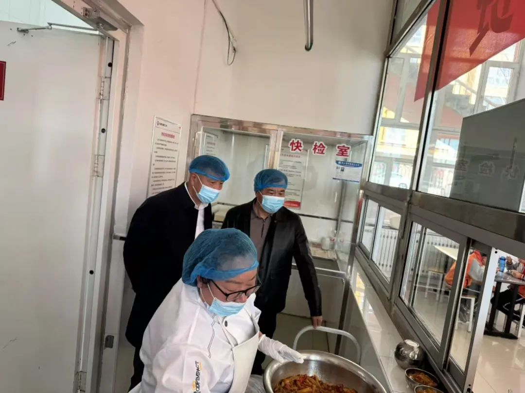 乌拉特中旗人民政府副旗长照日格图带队开展校园食品安全专项检查 22.jpg