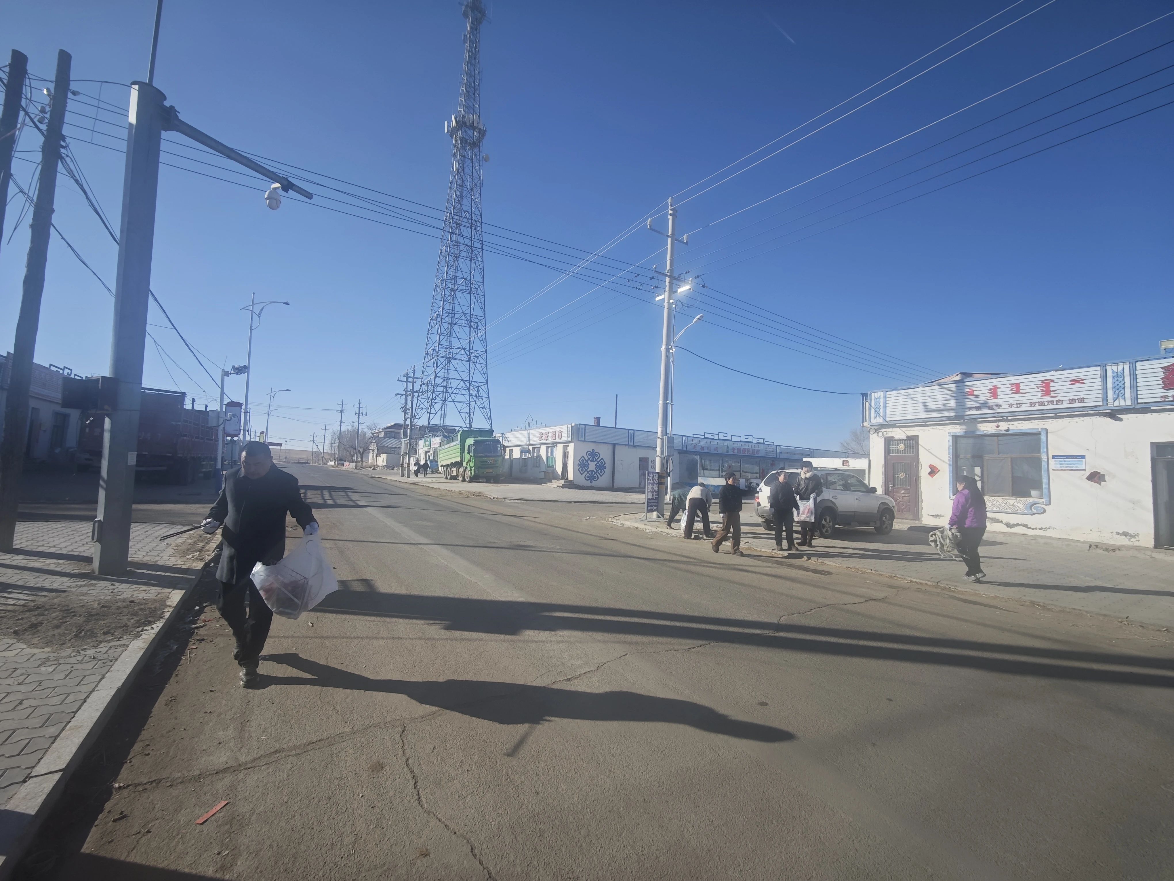 巴音乌兰苏木开展环境整治专项行动 11.jpg