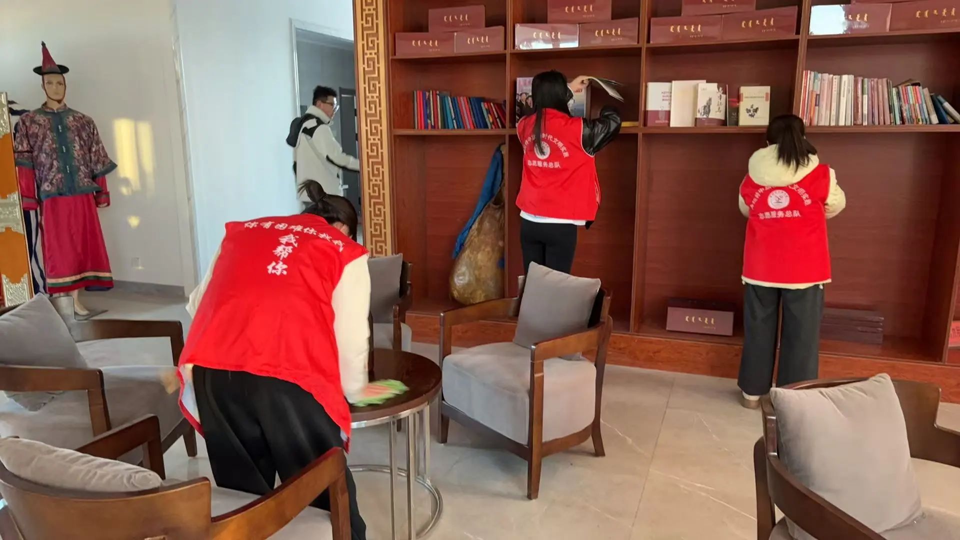 巴音乌兰苏木开展环境整治专项行动 33.jpg