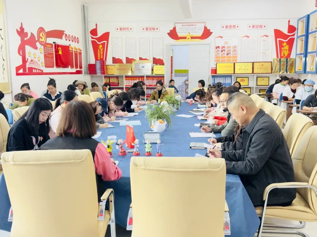 乌拉特中旗第二幼儿园安全工作会议暨食品安全专题培训 44.jpg