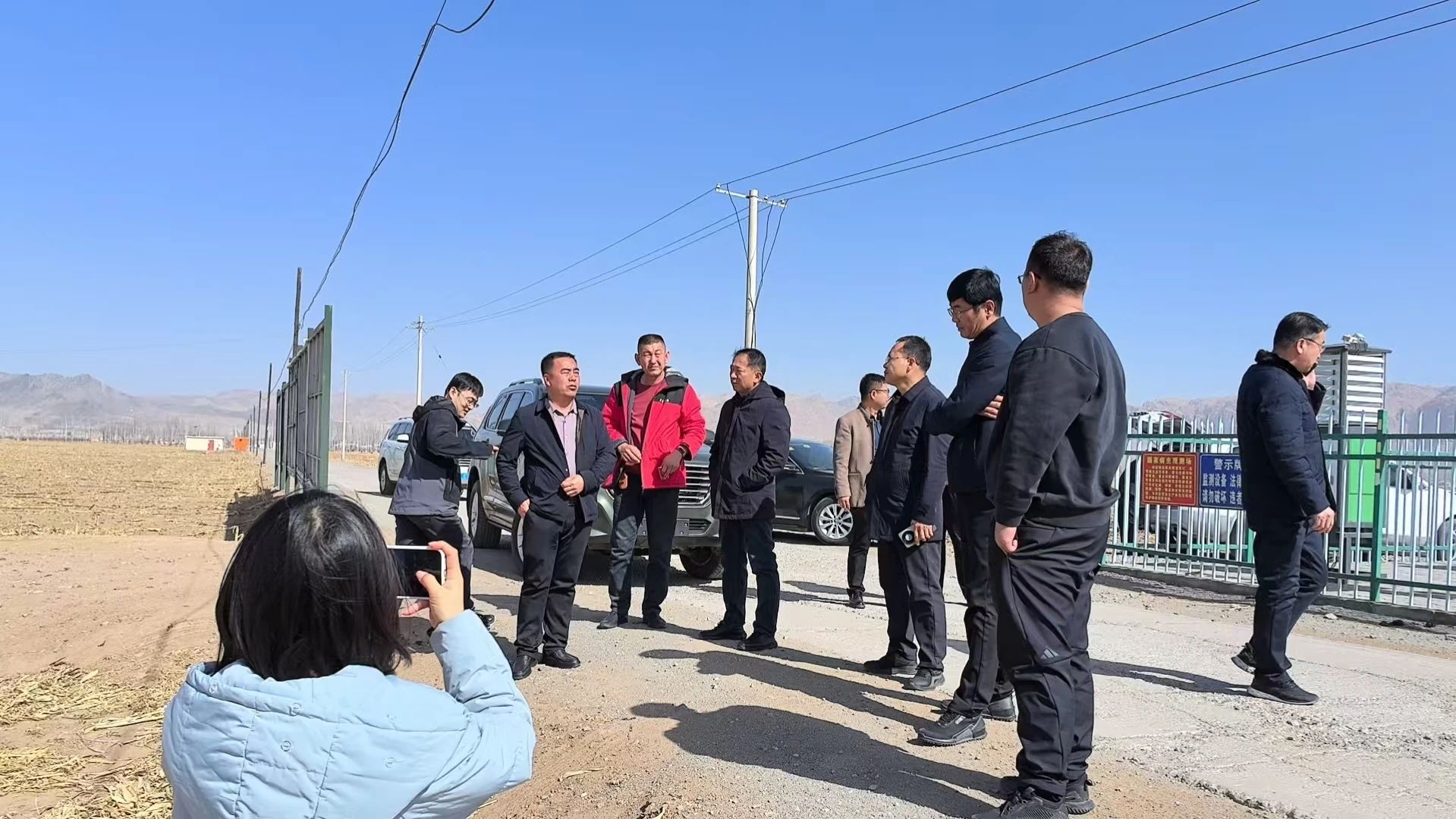 市农牧局副局长王智功、旗农科局副局长窦方瑞一行到乌加河镇实地开展备春耕调研工作并召开座谈会 22.jpg